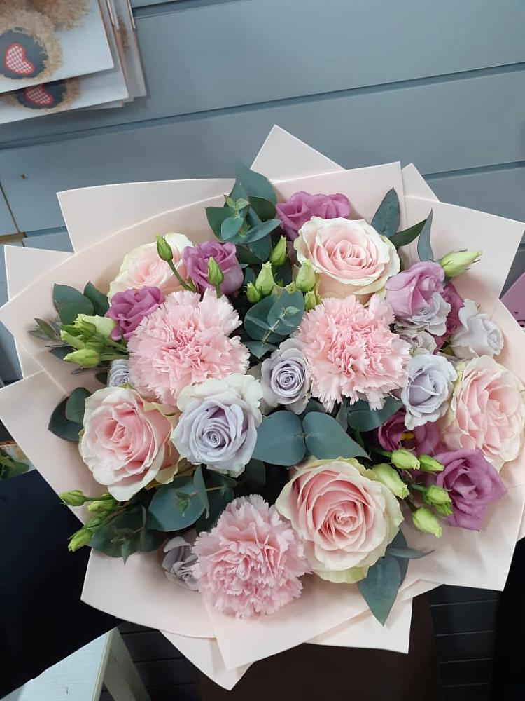 Букет цветов из: Розы, Гвоздики и Лизиантусы во Власово